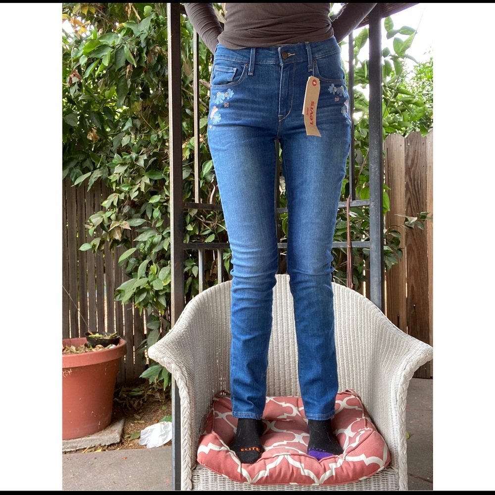 Levi MidRise Skinny Jeans w/Adorable Flower Detail